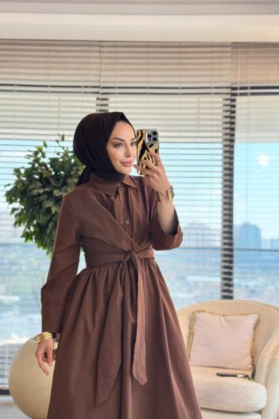 1508 Önü Uzun Kuşaklı Elbise Kahve