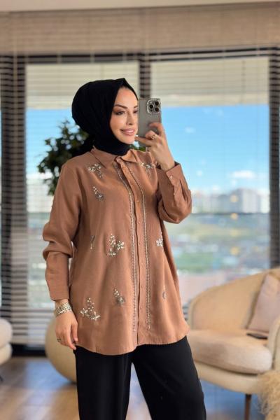 34369 Pat Kenarı Boncuk Nakışlı Gömlek Karamel