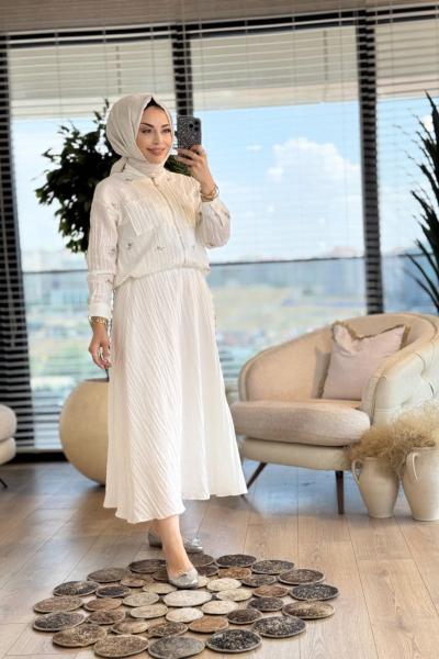 71079 Üstü Çiçek Nakışlı Etekli Takım Beyaz