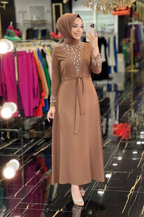 9875 Yaka Ve Kolu İncili Elbise Kahve